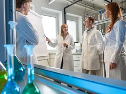 Studenten und Professorin im Labor.